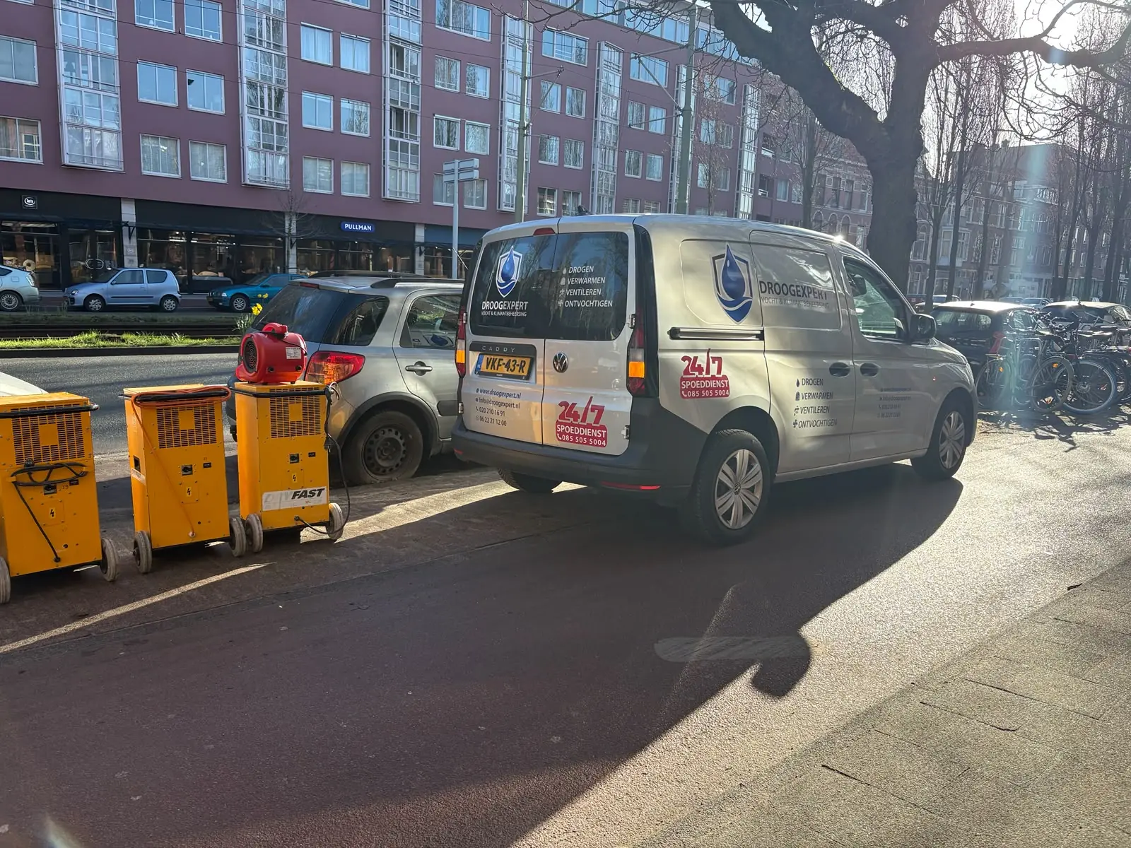 Droogexpert-servicewagen en droogapparatuur op locatie